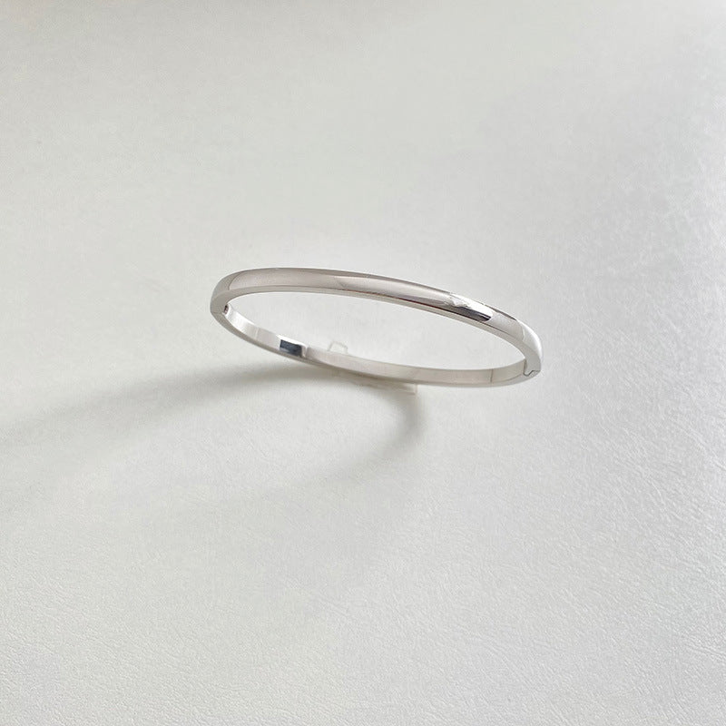 Retro Minimalistic Gold Buckle Bracelet