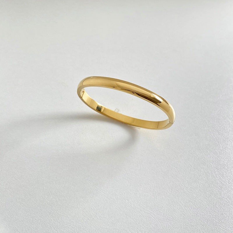 Retro Minimalistic Gold Buckle Bracelet